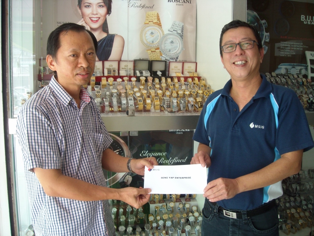 Mr Robert, from Seng Yap Enterprise, a watch dealer from Temerloh (left) thanking MSIG Malaysia representative, Mr Liew Choon Loong for the interim cheque. 