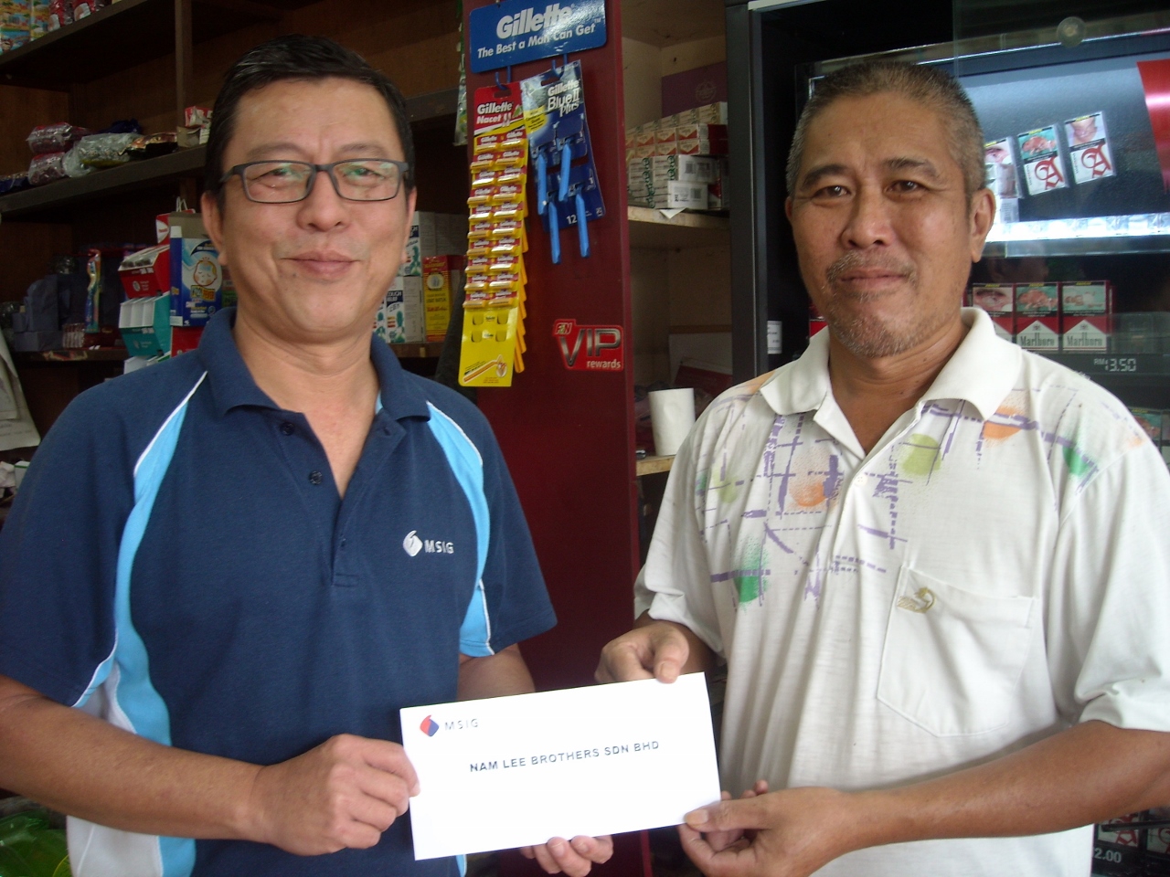 General Merchandiser from Maran, Mr Yeo (right) receiving his interim cheque from MSIG Malaysia East Coast Head Mr Liew Choon Loong