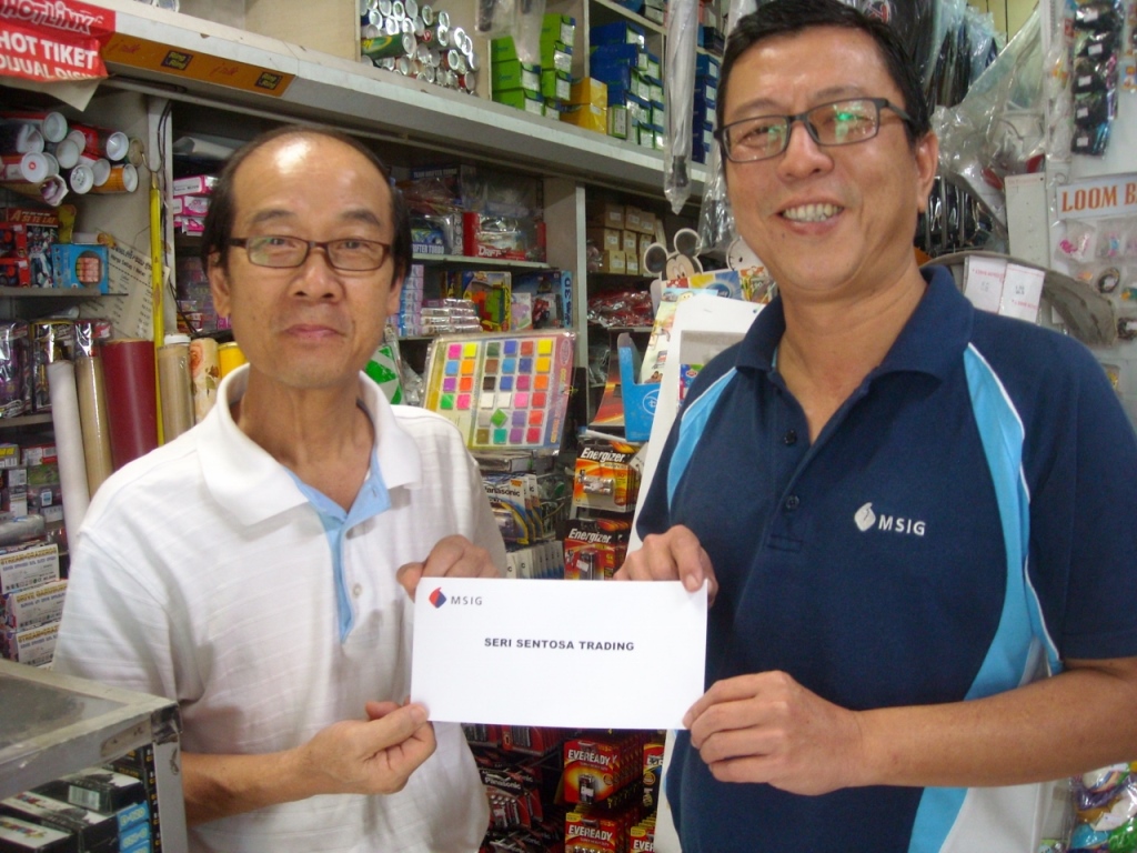 Mr Low from Sri Sentosa stationery shop in Maran (left) with Mr Liew Choon Loong, MSIG Malaysia East Coast Head